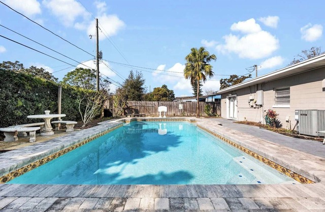 4 Bedroom 2 Bath Pet-Friendly Pool Home Orlando Airport
