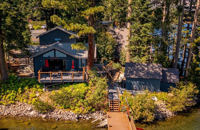 4 bedroom, 2 bath, sleeps 10 Donner Lakefront with private dock DLR#035