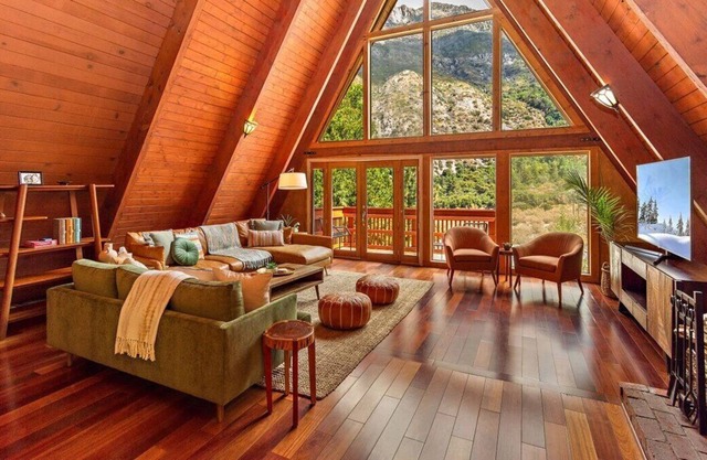 4 bedroom, 3 bath cabin with stunning views in Forest Falls