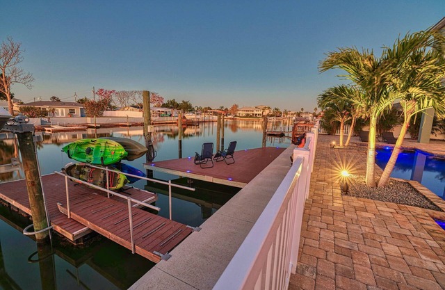 4 bedroom 4 bath/heated pool/sleeps 13/Kayaks