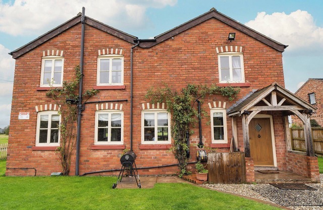 4 bedroom accommodation in Wrexham