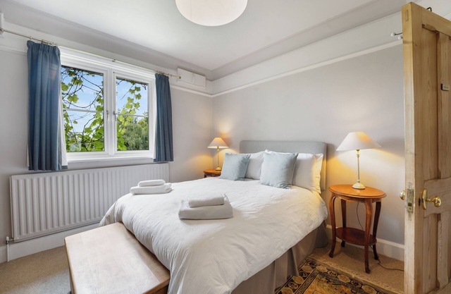 4 bedroom beautiful family home with gardens, sutible for families and pets!