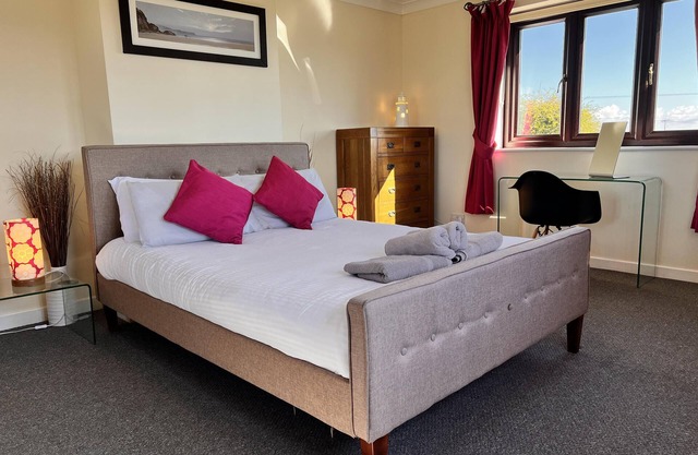 4 Bedroom Detached Farmhouse Mountain Views