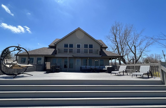 4 Bedroom Family Friendly Home on Lake Erie