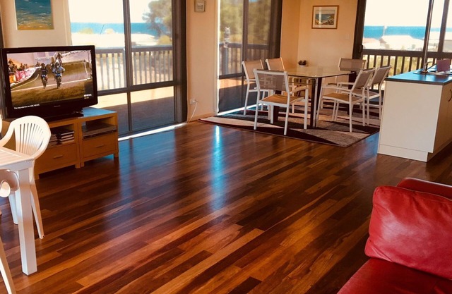4 bedroom holiday house Port Julia with seaviews