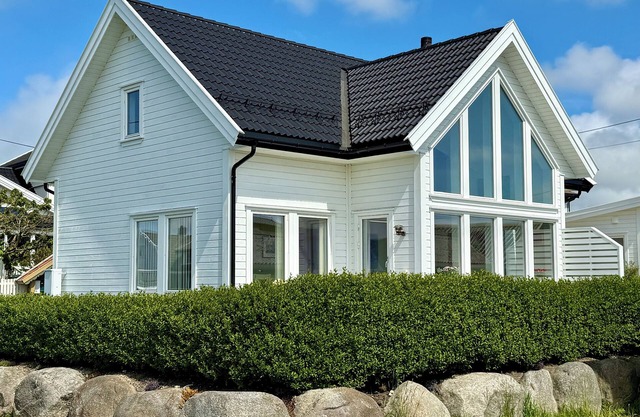 4-bedroom holiday home near the sea