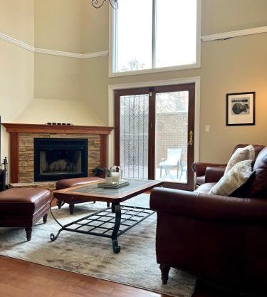 4 Bedroom Home in Best Location Parking Fireplace Back Yard Pets Welcome