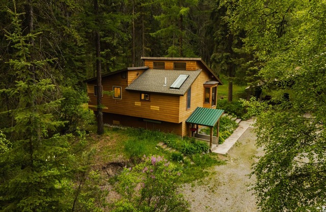 4-bedroom home in secluded Whitefish neighborhood with AC - 10 min from downtown