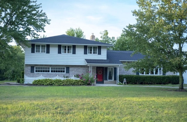 4 bedroom home with hot tub and beautiful view of Amish Country