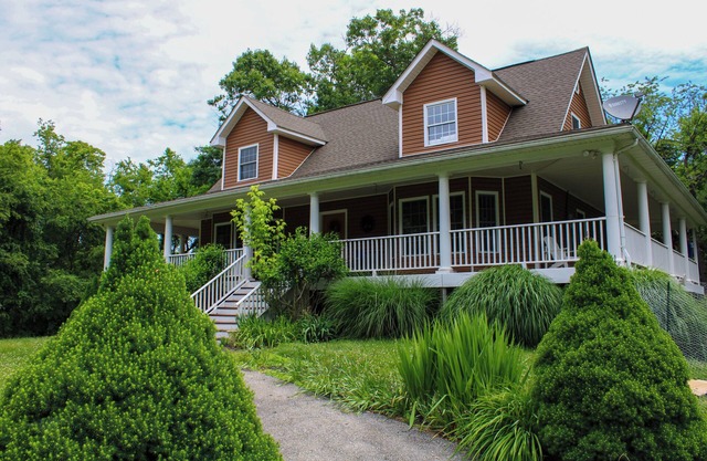 4-bedroom house close to Shenandoah River and VA wineries - WiFi, AC, trampoline