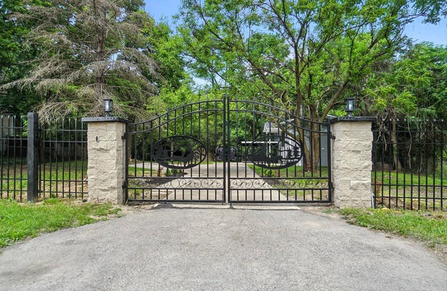4-bedroom house fencin and pivte gate
