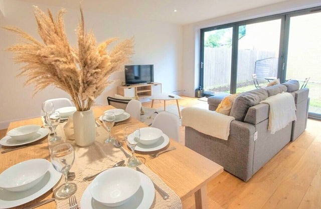 4 Bedroom House/Free Parking/ 10 mins Walk To Morden Underground Station