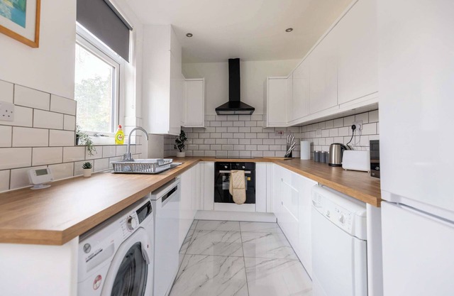 4 Bedroom House - Free Parking