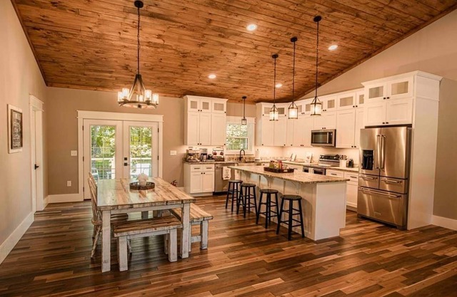 4-bedroom house in lovely Huddleston with WiFi, AC, lakefront, kayaks, dock