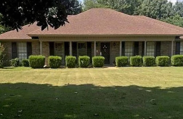 4-bedroom house in phenomenal Montgomery with pool and fitness room