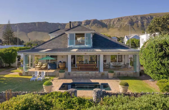 4-bedroom house overlooking the sea on the cliff path in Hermanus