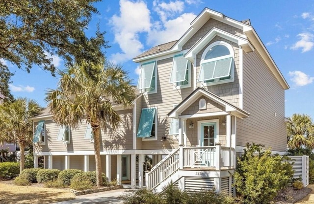 4-bedroom house in amazing Atlantic Beach with beautiful views of the sound