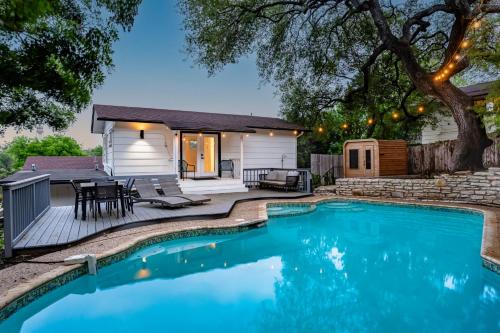 4 bedroom near SoCo with a Sauna