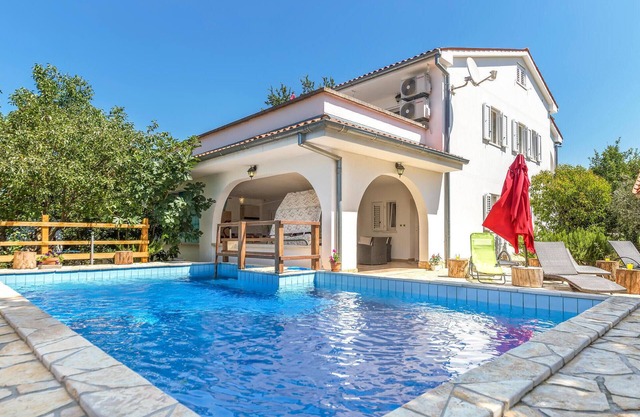 4 bedroom nice home in Labin