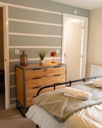 4-Bedroom Relaxing Retreat - Sleeps 7 - Parking - Near Country Park