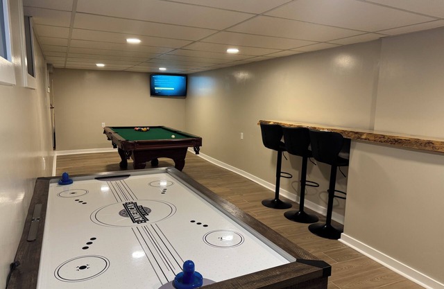 4- Bedroom Retreat w/Sauna, Game Room, Patio & Walk to Golf, Bars & Restaurants