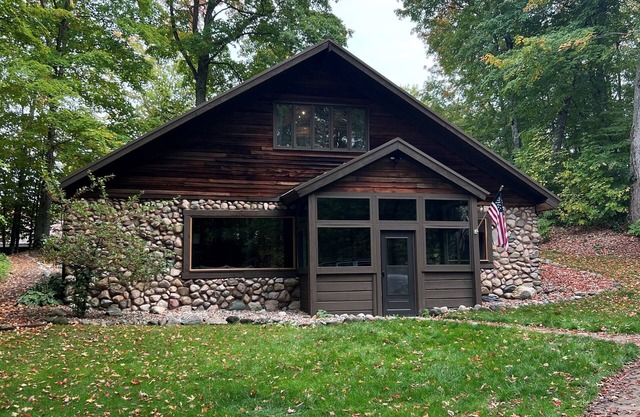 4 Bedroom Rustic and Secluded Cabin. Dogs Welcome!