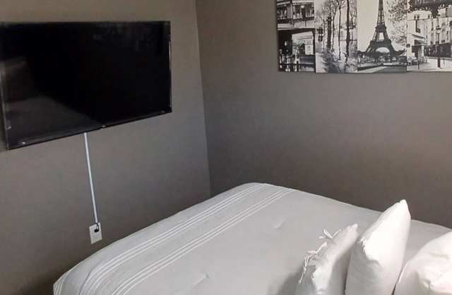 "4 Bedroom, Suburban Serenity Stay"n10 min from Downtown Raleigh