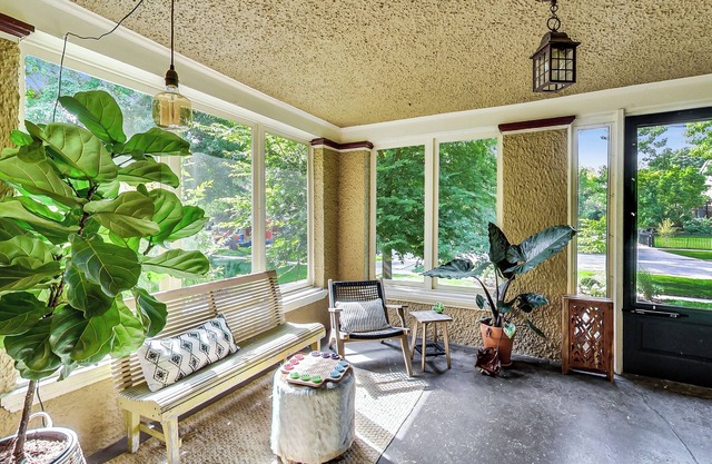4-bedroom townhome in Frank Lloyd Wright District-FREE PARKING, Patio, Yard