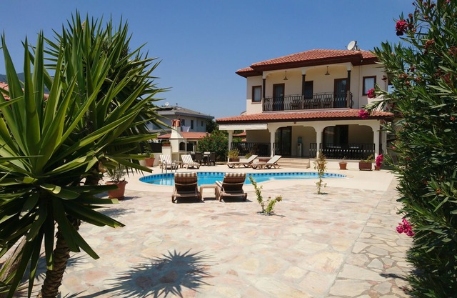 4 bedroom villa (1 downstairs) Private pool. Only a 5 minute stroll to the river