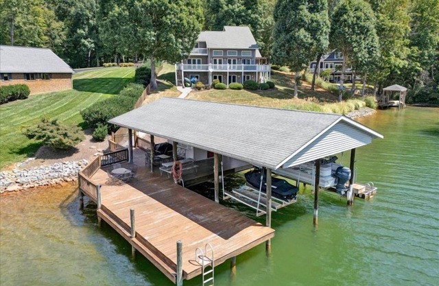 4 Bedrooms, 4½ Bathrooms, Sleeps 8! Come Visit 'Carter Cook Retreat'!