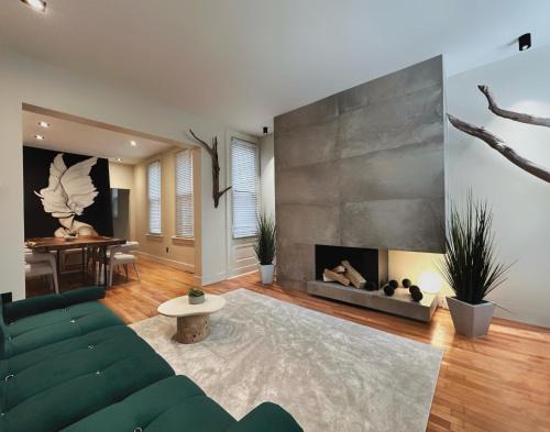 4 BEDS Private Patio Central Modern Stay