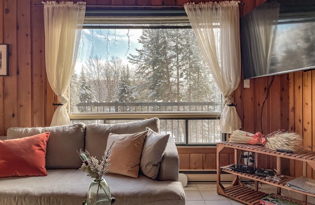 4 Br Luxury St-Sauveur Chalet & Pool, Swim Spa, fireplace, close to Ski resort