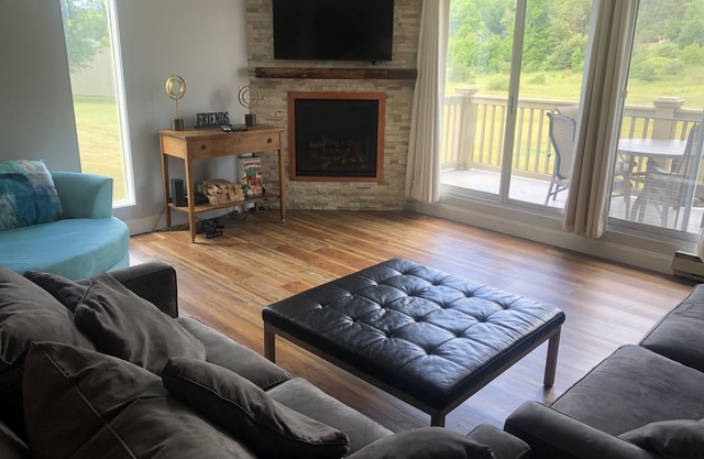 4 brm 4 bath Leelanau County. Air, Heated Pool, 5 miles to Lk Michigan Beach