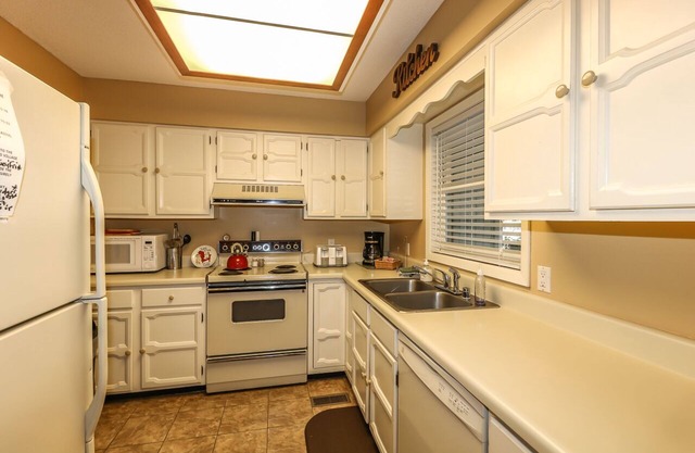 4 Cabo Tinoso Place - HDTV, WIFI. Nicely furnished town home, screened in porch,