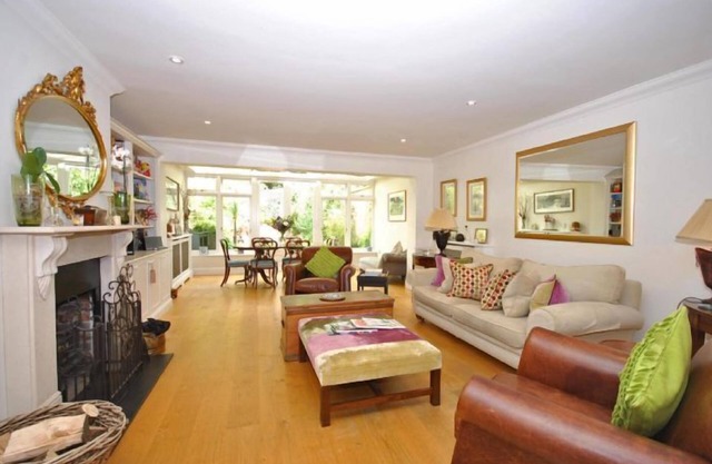 4 Chartwell Mews - a town house that sleeps 7 guests in 4 bedrooms