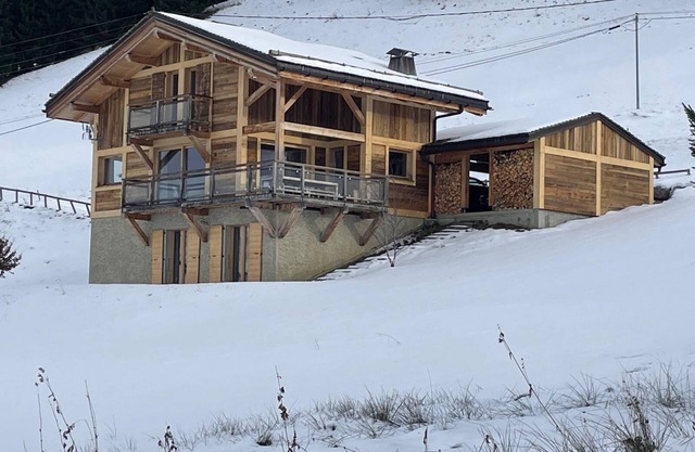 4*contemporary chalet with breathtaking views, 350 m ski lift, in the heart of the diamond area