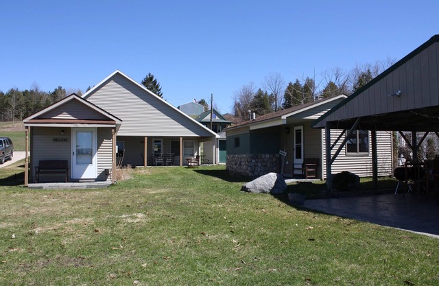 4 Cozy Cabins connected on Lake Leelanau