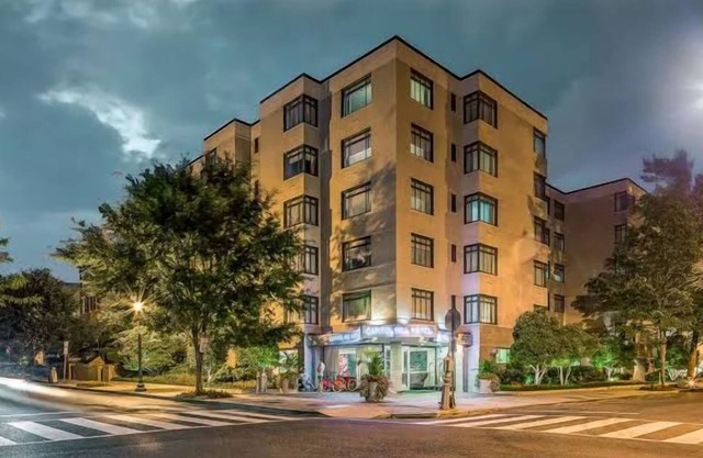 4 Family-Friendly Suites w/Kitchenettes | Near Landmarks & Dining Spots