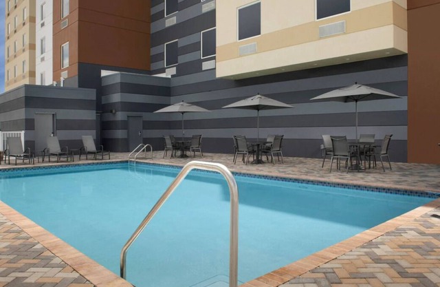 4 Family-friendly Units Close to Monkey Jungle! W/ Outdoor Pool, Free Breakfast!