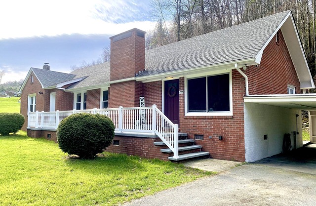 4 houses down from our farm, The Grace Place - king & queen beds