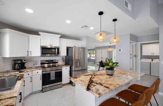 4 King Beds - Quiet Neighborhood, Heated Pool+Putting Green+Bocce