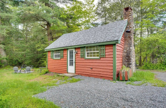 4 Mi to Big Boulder Lake: Poconos Cabin Escape!