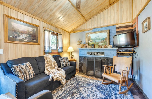 4 Mi to Estes Park: Riverfront Cabin w/Hot Tub!