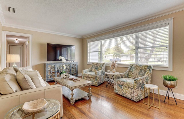 4 Mi to EverBank Stadium: Family-Friendly Home!