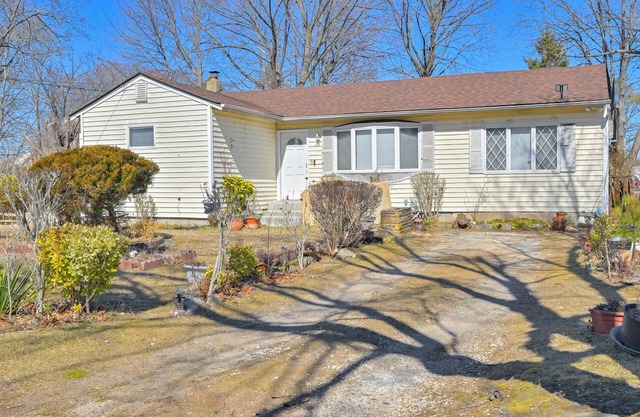 4 Mi to LIRR Station: 'Nice Home' in West Babylon!