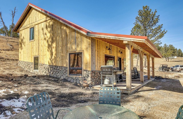 4 Mi to Wind Cave Nat'l Park: Creekside Cabin!
