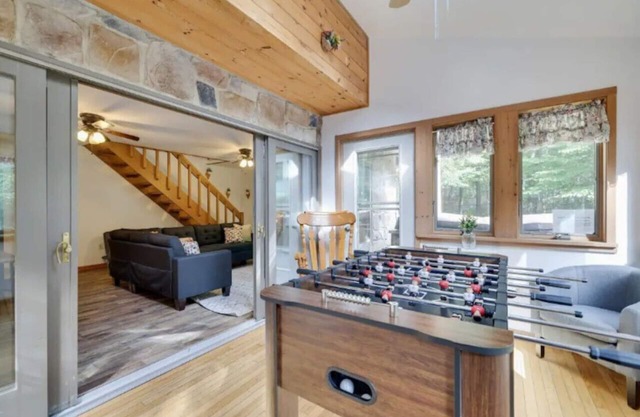 4 min to Pocono Raceway: 4 Acres, Firepit, Jacuzzi