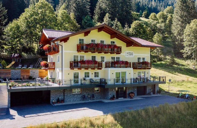 4 Mountains Apartments