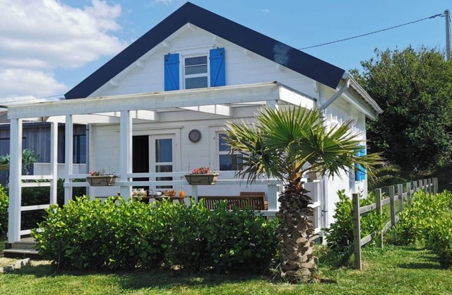 4-person chalet overlooking the Mer d'Iroise, beaches 150 m away