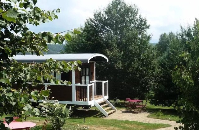 4-person deluxe hotel caravan